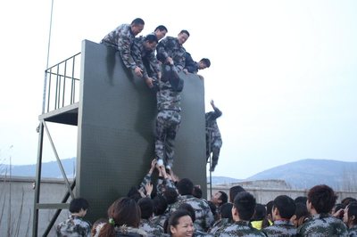 戶外拓展項目「畢業(yè)墻」